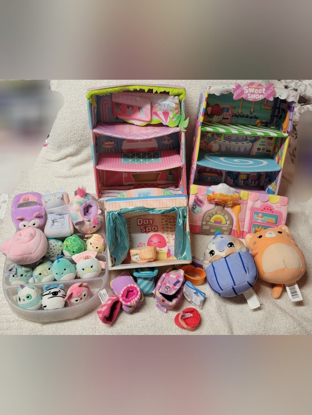 Squishville Squishmallows Sweet Shop House Lot of 31 pieces Plushes Accessories